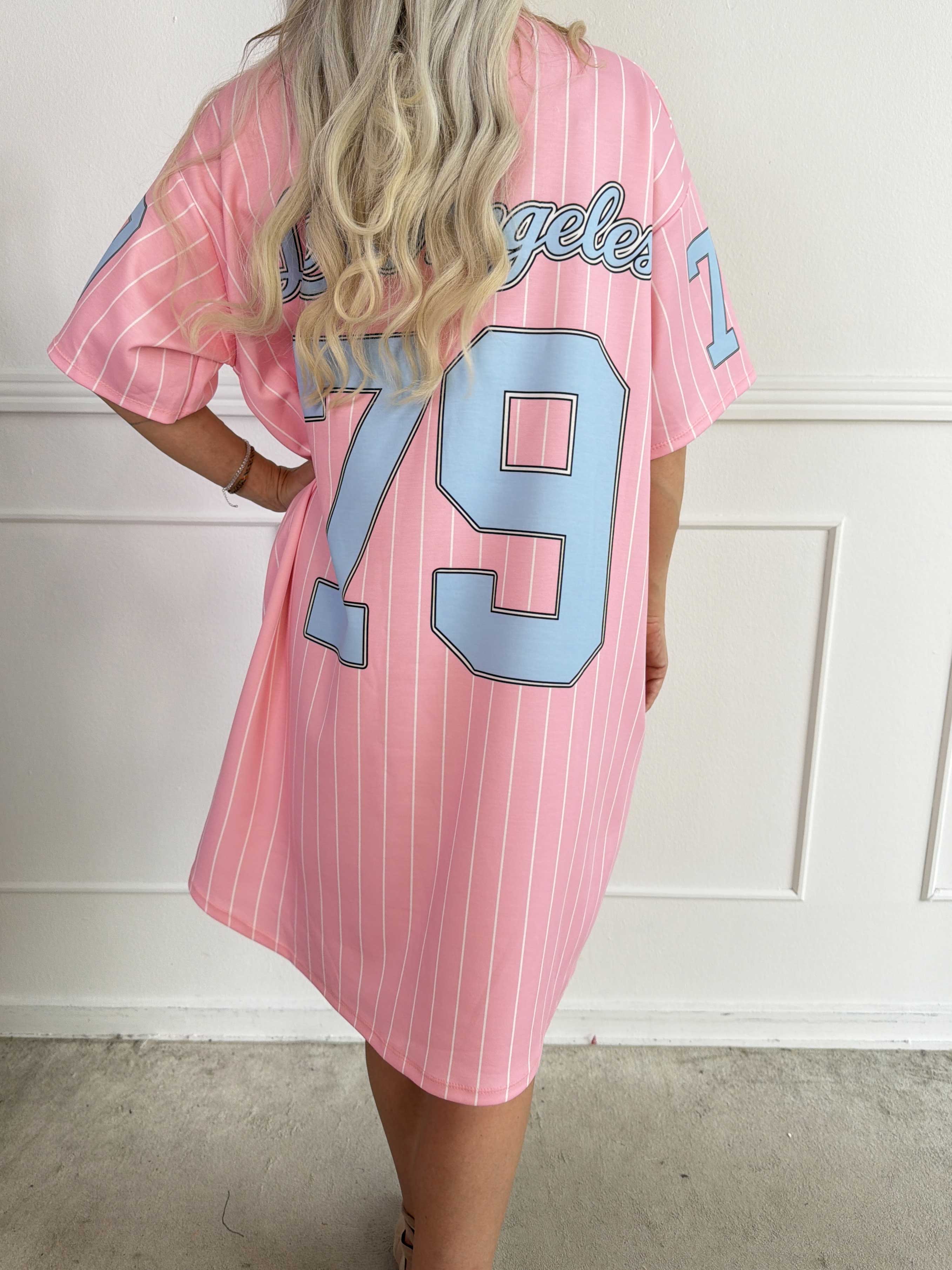 Andrea - T-shirtkjole i blød viskoseblanding med sporty baseball-inspireret design